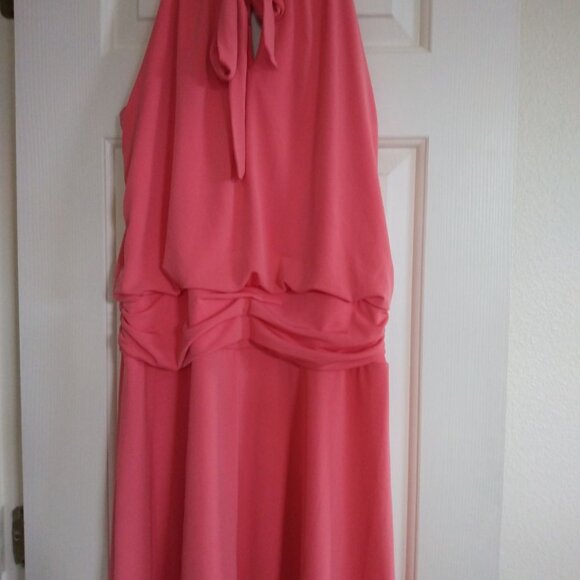 BNWT VALERIE BERTINELLI HALTER STYLE SHORT DRESS BEAUTIFUL CORAL SIZE 14 - Picture 2 of 8